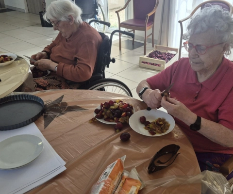 Atelier culinaire à l’EHPAD : des tartes aux prunes faites maison