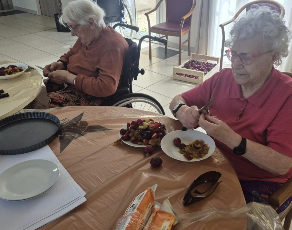 Atelier culinaire à l’EHPAD : des tartes aux prunes faites maison