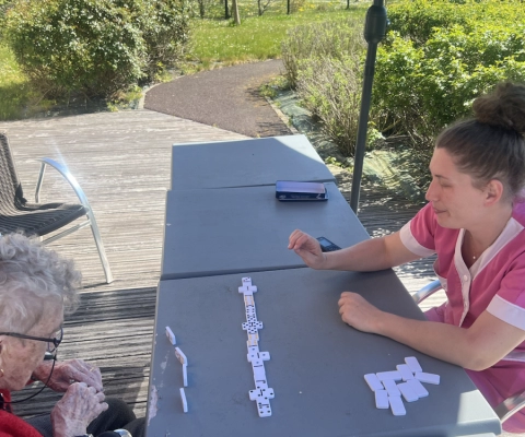 Une partie de dominos au soleil