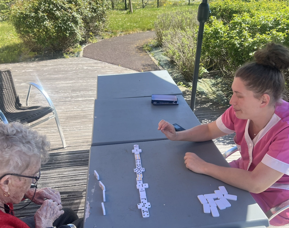 Une partie de dominos au soleil