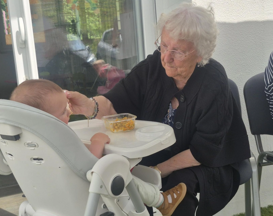 Le partenariat avec la micro crèche de Bretteville sur Laize, un beau moment de partage entre générations