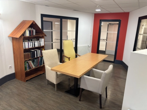 Salle de lecture pour personnes âgées dans un EHPAD à Caen