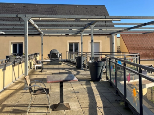 Terrasse extérieure pour personnes âgées dans un établissement spécialisé proche de Caen